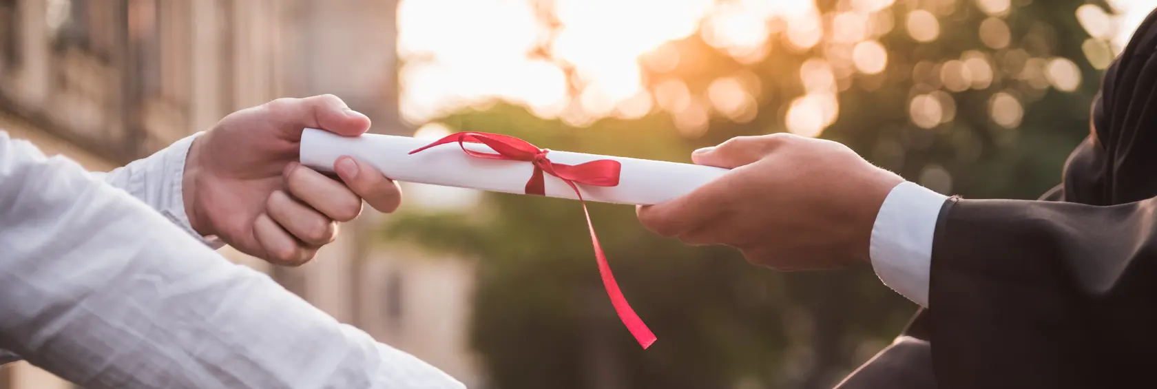Entrega de diploma de graduación